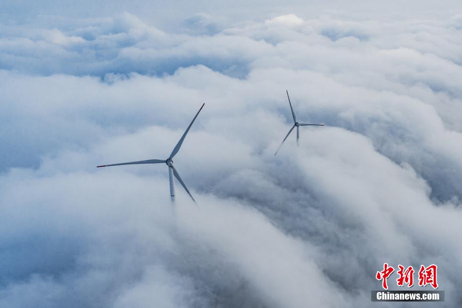 江西省吉安市泰和県江西省吉安市十八排山峰に広がる雲海（撮影・李小明）。