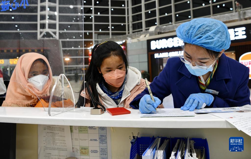 5月8日、西蔵（チベット）自治区拉薩貢嘎（ラサ・クンガ）空港ターミナルビルで、患者と保護者に関する情報を登録する空港職員（写真右、撮影・張汝鋒）。