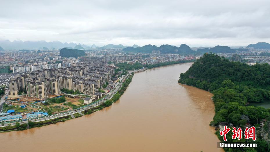 ドローンで撮影した漓江の虞山橋区間（撮影・楊宗盛）。