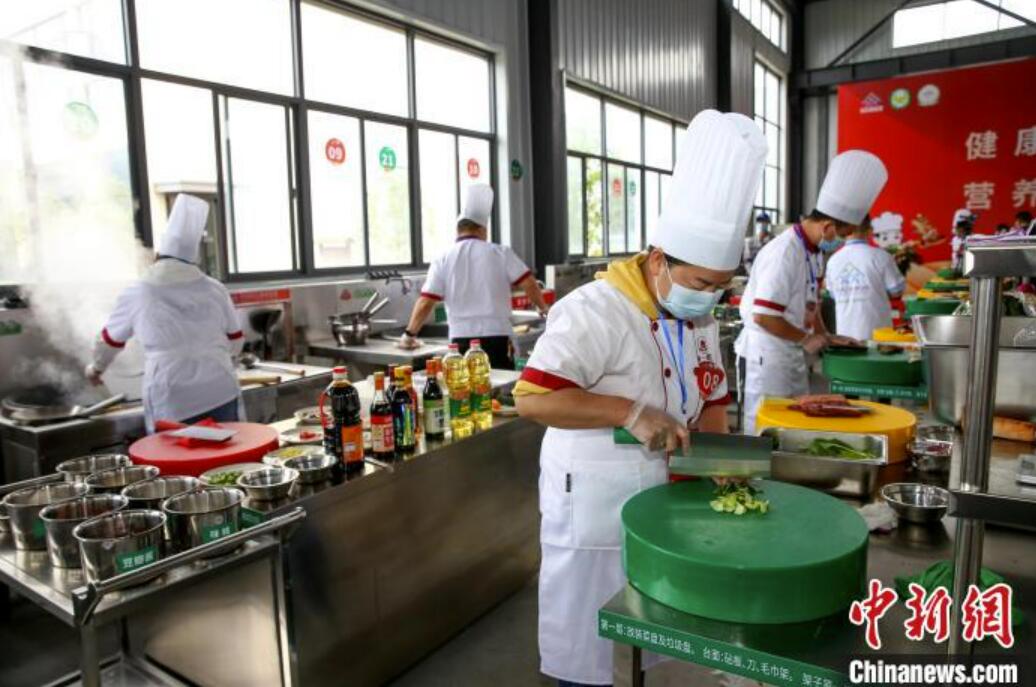 栄養バランスの取れた給食メニューをつくる出場選手（撮影・楊東）。