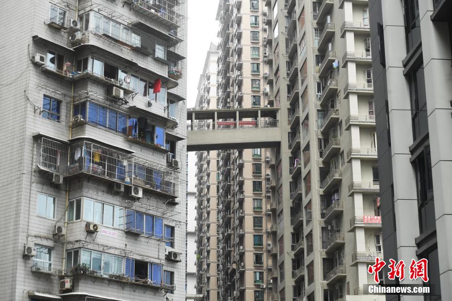 高層マンションをつなぐ連絡通路（撮影・陳超）