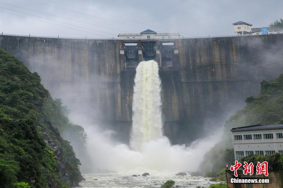 持続的な大雨の影響で、山口岩ダムの水位が上昇し続けるなか、上・下流の洪水防止のプレッシャーを軽減するため、ゲートを開いて放水を実施している江西省萍郷市蘆渓県（撮影・劉芸池）。