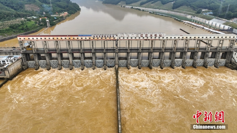 6月9日、ゲートを開き放流を行う紅花水力発電所（ドローンによる撮影・蒙鳴明）。