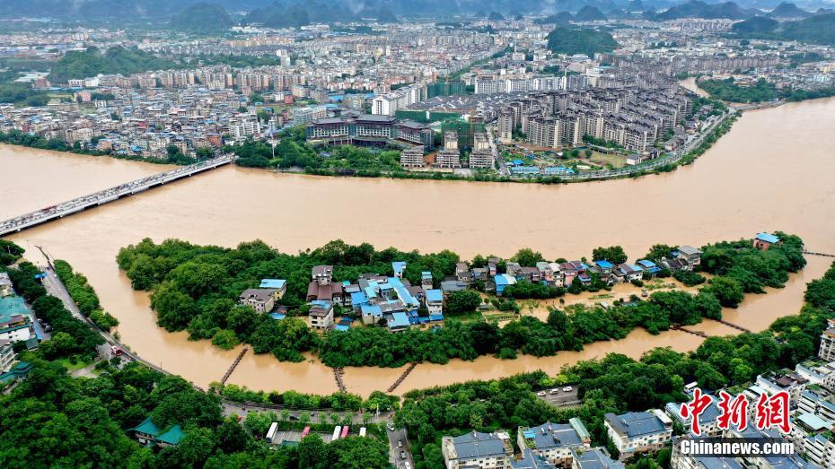 6月20日午後に広西壮（チワン）族自治区桂林市で撮影された漓江虞山橋区間（ドローンによる撮影・楊宗盛）。