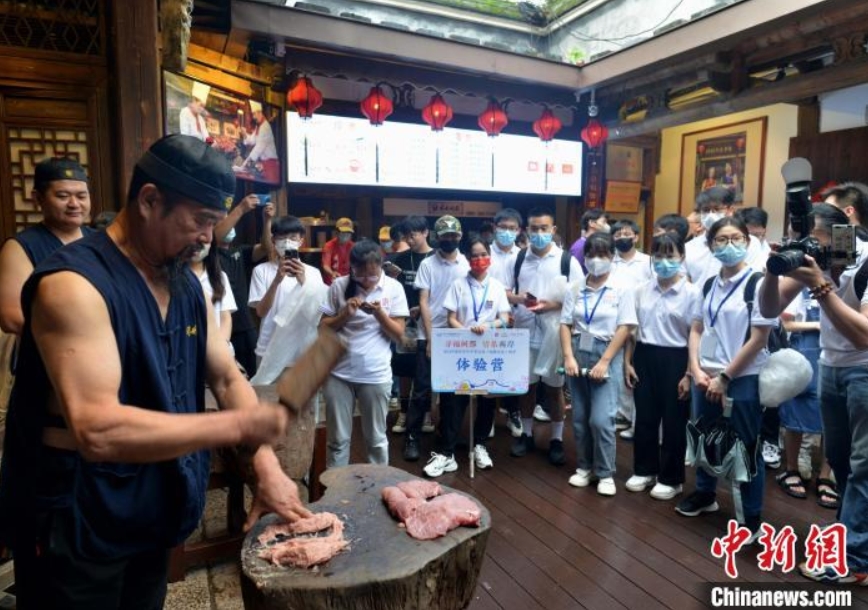 海峡両岸の学生が無形文化遺産「肉包肉」の作り方学ぶ　福建省福州