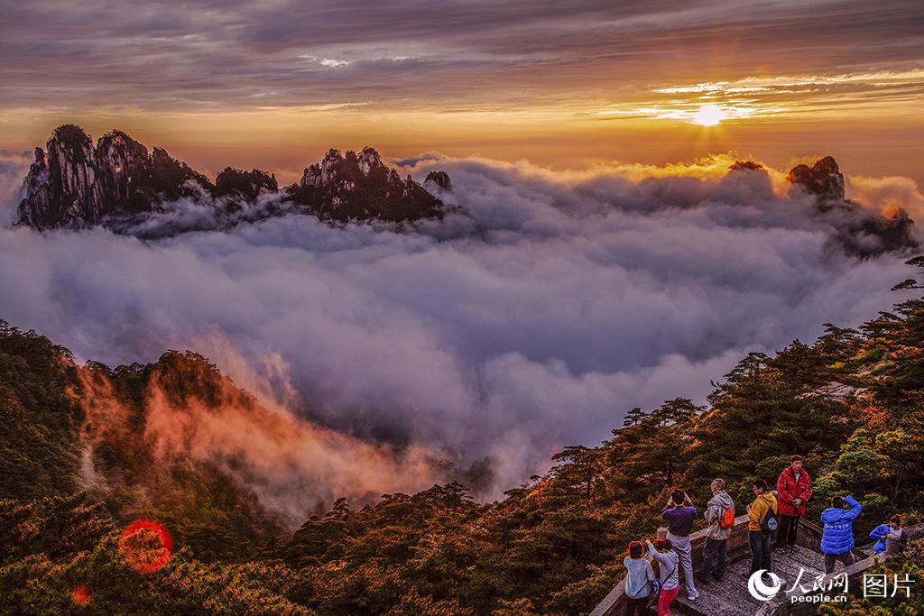 黄山の光明頂で、華麗な夕焼けが織りなす雄大な風景（撮影・水従沢）。