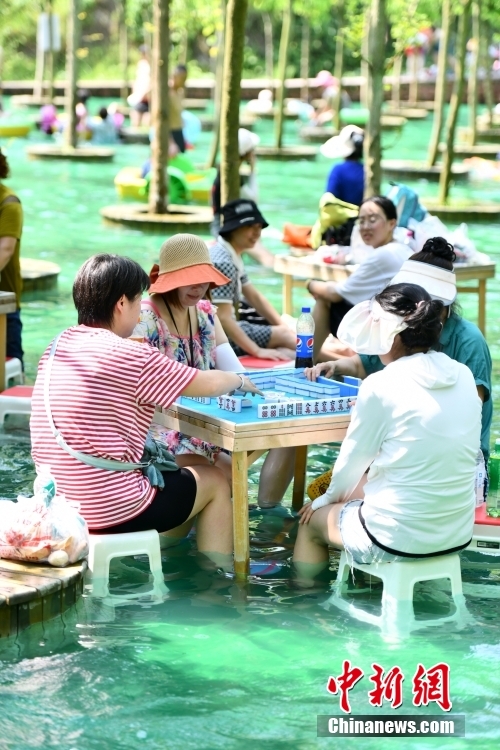 夏が来た！水に浸かってマージャンだ！　四川省成都