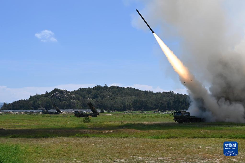 8月4日、東部戦区の陸軍某旅団が長距離火力分隊を組織し、台湾海峡に向けた実弾射撃訓練を実施する様子 (撮影・頼橋泉)。 