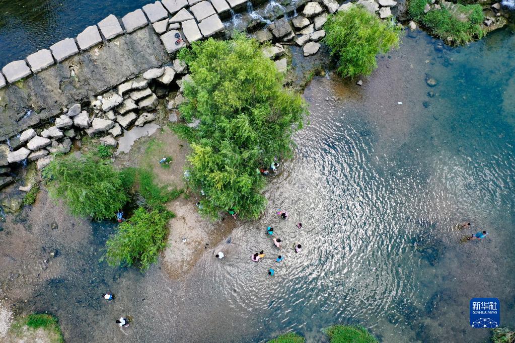 旅人も酔いしれる貴陽・十里河灘の緑の眺め　貴州省