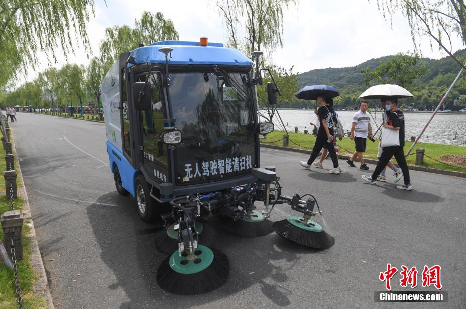 5G対応スマート自動運転清掃車（撮影・王剛）。