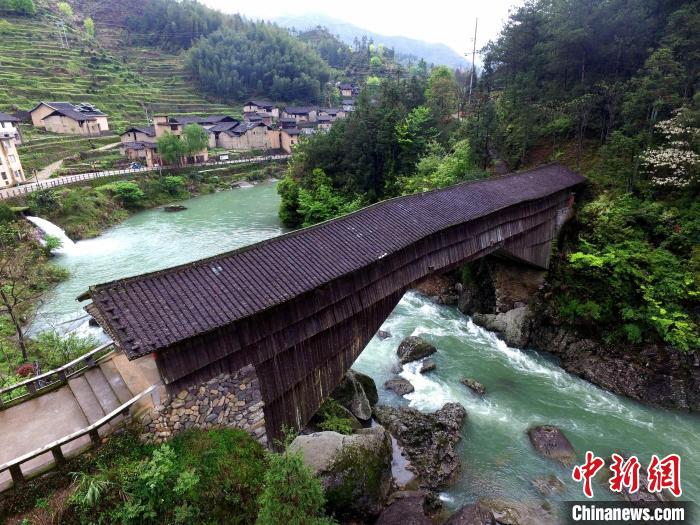 寿寧県下党郷の鸞峰橋（撮影・王東明）。