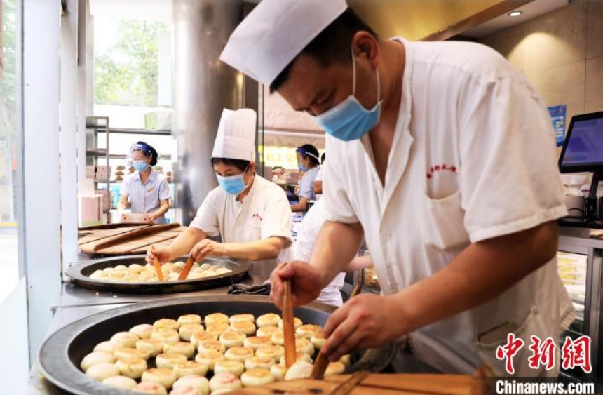 鮮肉月餅の製造に追われる職人（撮影・湯彦俊）。