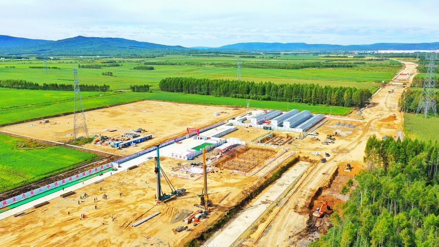 本格的な建設が始まった中国最北端の高速鉄道駅「伊春西駅」。（撮影・原勇）