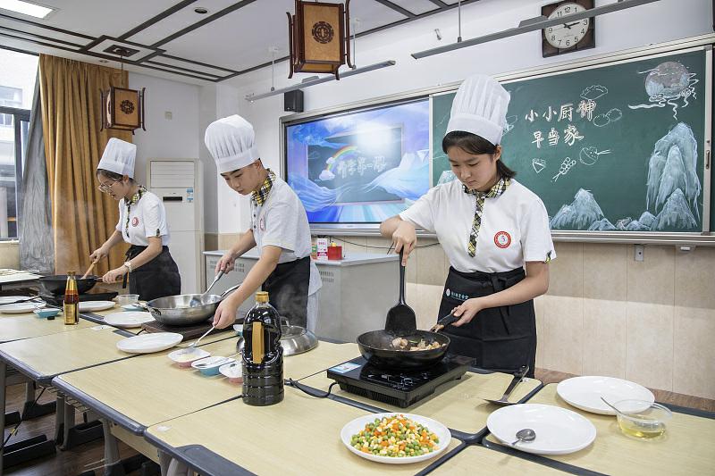 江蘇省鎮江市第三中学校で、新学期の最初の授業で料理の腕前を披露した生徒たち（写真著作権はCFP視覚中国が所有のため転載禁止）