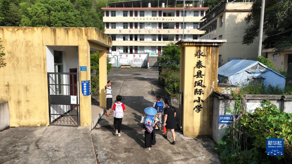 新学期を迎えた山奥の小さな小学校　福建省