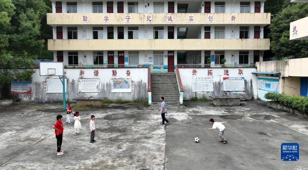 新学期を迎えた山奥の小さな小学校　福建省