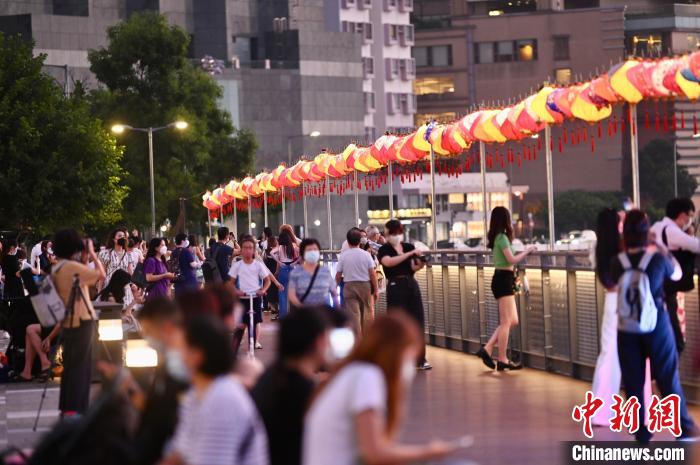 ランタンで飾られ中秋節ムード満点の西環エリア海岸　香港