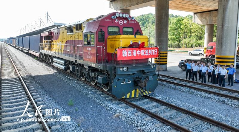 贛西国際港の駅を出発する江西省西部で初の国際定期貨物列車「中欧班列」（撮影・李桂東）