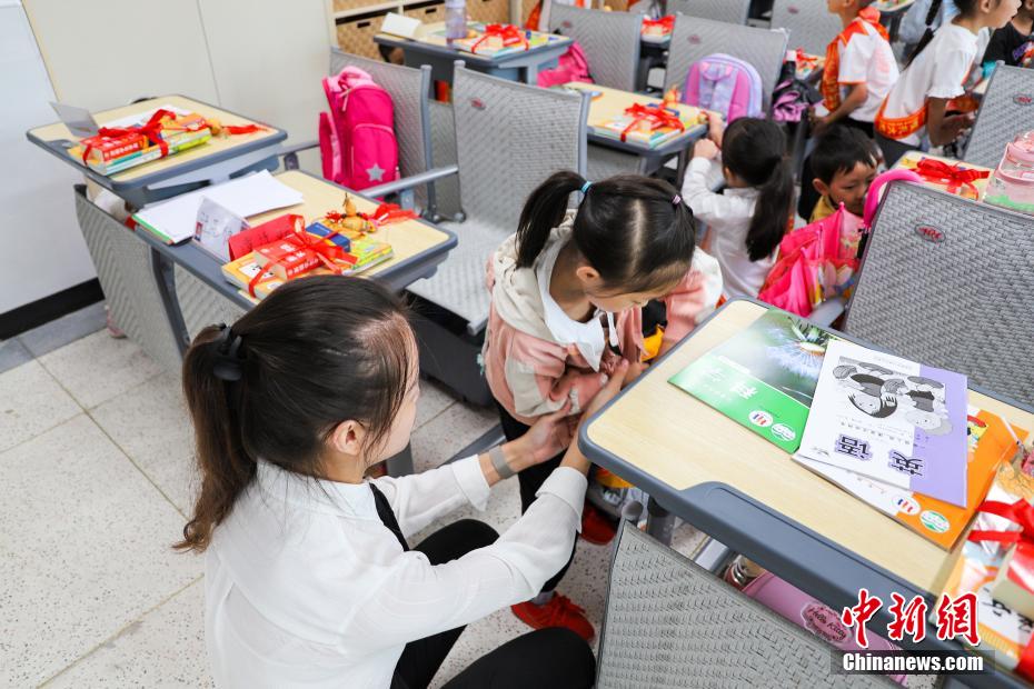 重慶市雲陽県の小学校が昼寝用にリクライニングチェア導入