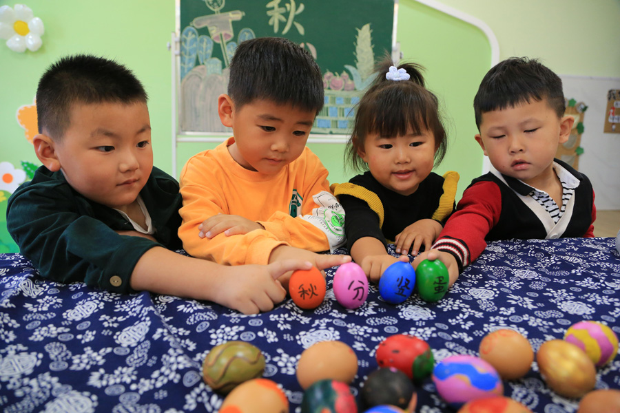 9月23日、江蘇省連雲港市贛楡観瀾金海湾幼稚園で、秋分の風俗習慣「卵立て」を体験する園児たち（写真著作権は東方ICが所有のため転載禁止）。