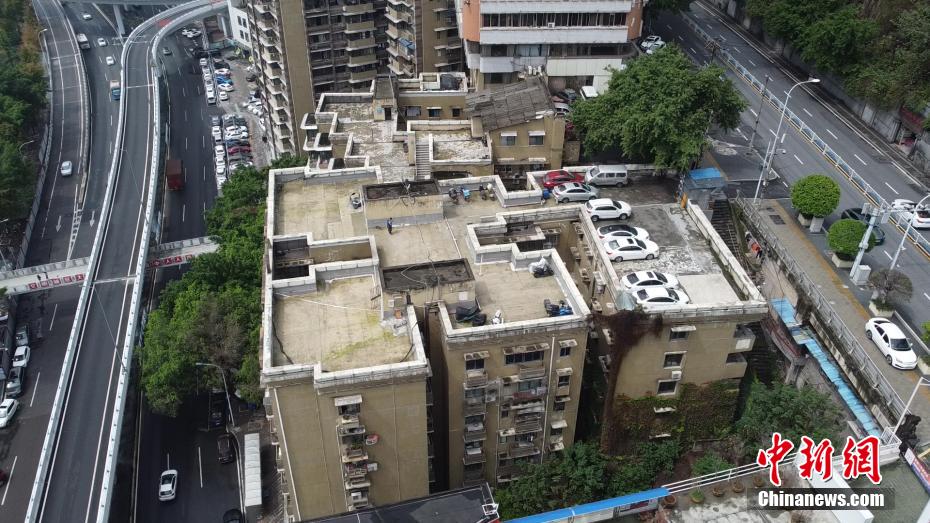 マンションの屋上の駐車場（撮影・肖江川）