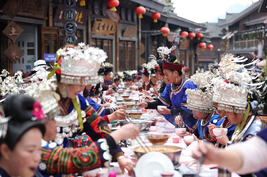 長いテーブルに料理を並べ、苗族の新年祝う宴　貴州省丹寨