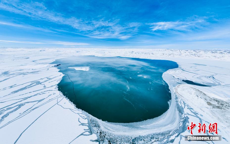 氷と雪の世界にはめ込まれた「サファイア」のような「星星海」（ドローンによる撮影・李友崇）。