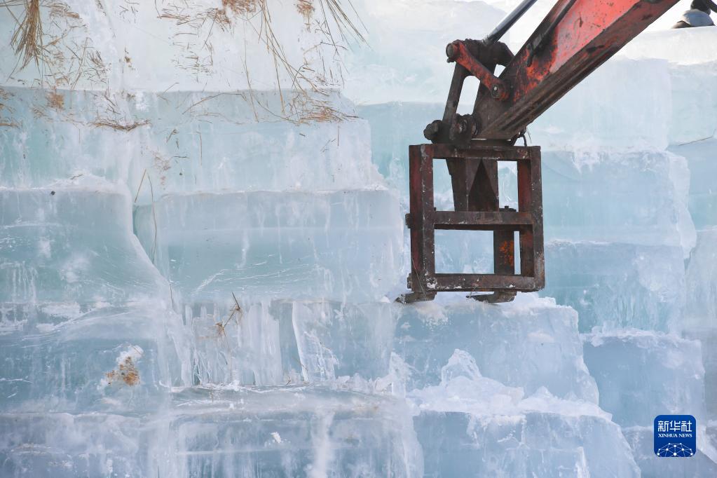 ハルビン氷雪大世界で貯蔵していた4万立方メートルの氷の使用を開始　黒竜江省