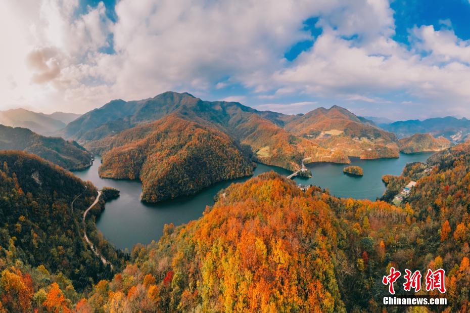 訪れる人々を魅了する白竜湖の風景　四川省広元