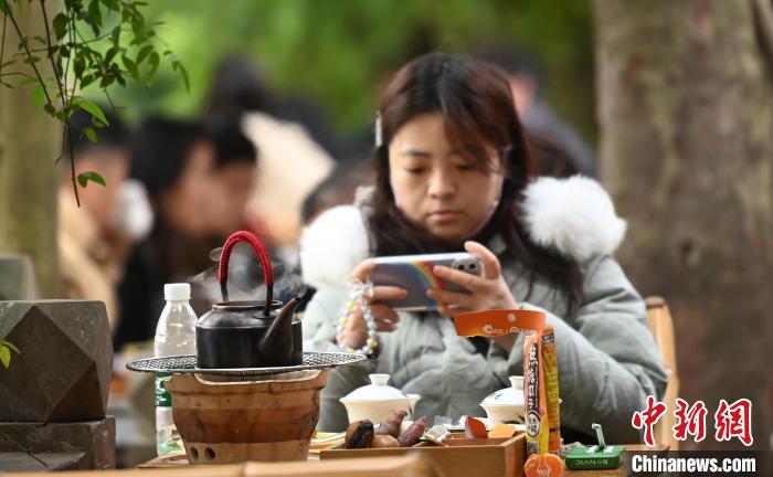 茶館で、「七輪を囲んでお茶」する市民（撮影・安源）。