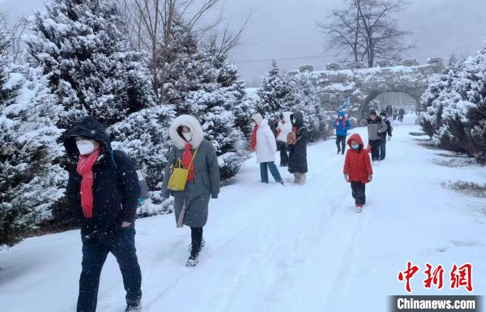 特別観光列車で秦嶺駅に到着し、雪の中を移動する乗客（写真提供・中国鉄路西安局集団有限公司）。