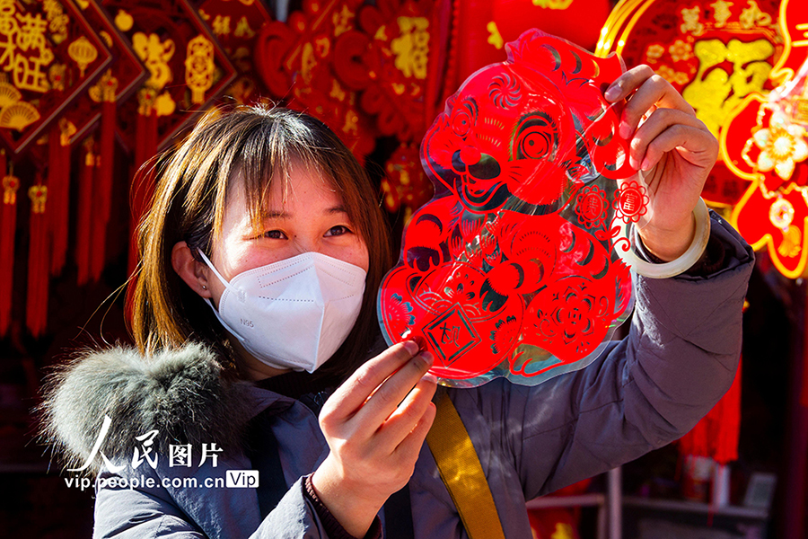 新年の飾りを購入する市民（撮影・姜樺/写真著作権は人民図片が所有のため転載禁止）。