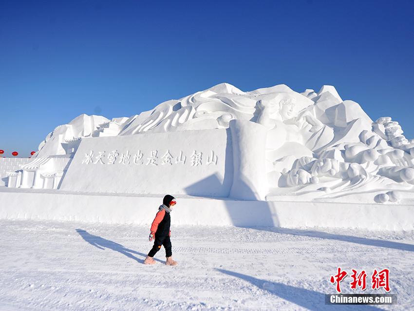 雪の彫刻テーマパーク「浄月雪世界」（撮影・劉棟）。