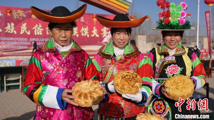 自作の年饃を見せる土族の女性（撮影・馬金山）。