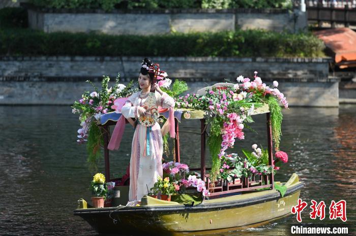 茘湾湖で花舟に乗って水上パレードに参加する漢服姿のライブ配信パーソナリティー（撮影・陳楚紅）。