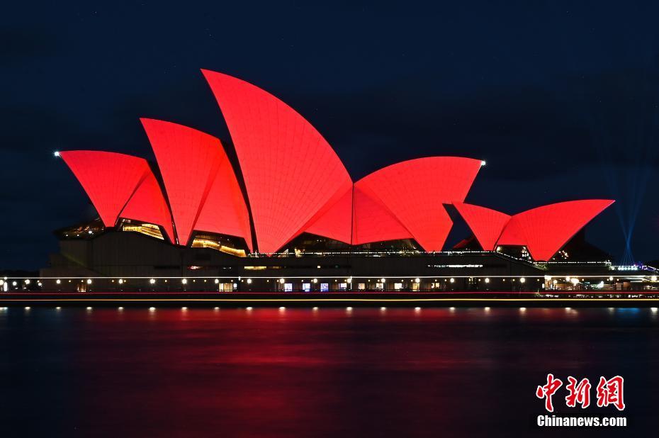 中国の春節を祝い　世界のランドマークが「チャイニーズレッド」に