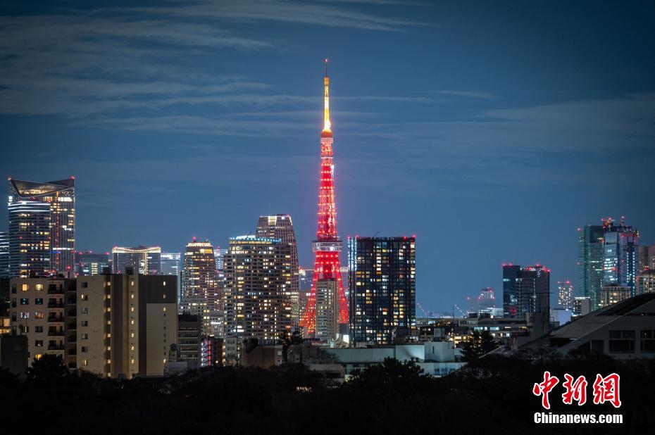 現地時間の1月21日、日本・東京では東京タワーが「チャイニーズレッド」のライトアップで新年を祝った。