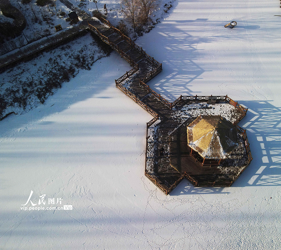 春の雪に覆われた張掖国家湿地公園　甘粛省