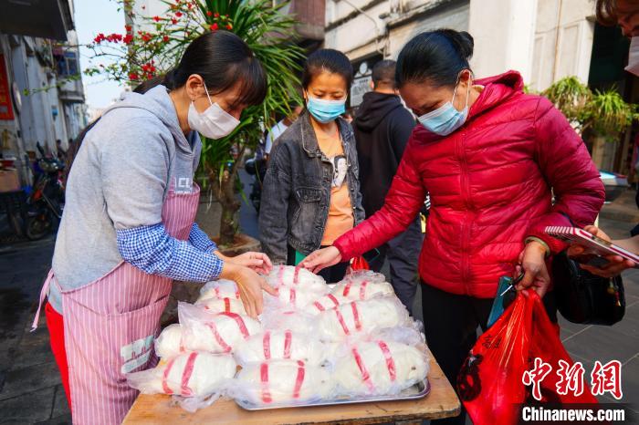 「竜抬頭」の日にはブタの形の蒸しパンを食べよう！　海南省海口市