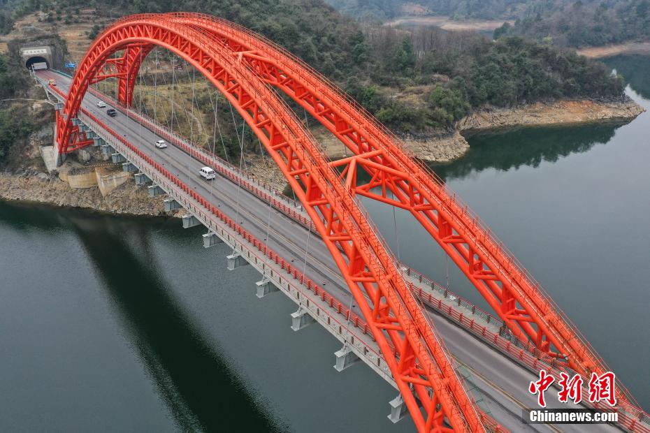 上空から撮影した花魚洞大橋（撮影・瞿宏倫）。