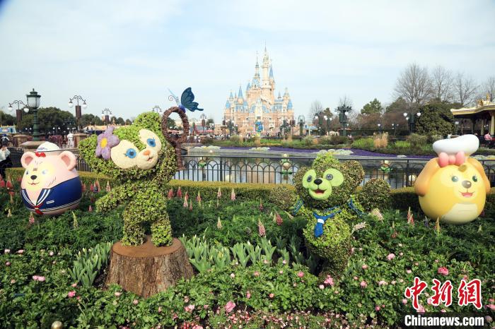 緑あふれる春の景色が広がる上海ディズニーランド（3月7日に撮影・湯彦俊）。