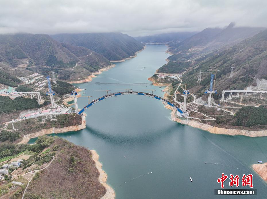 天峨竜灘特大橋の建設現場（3月19日撮影・陳冠言）。