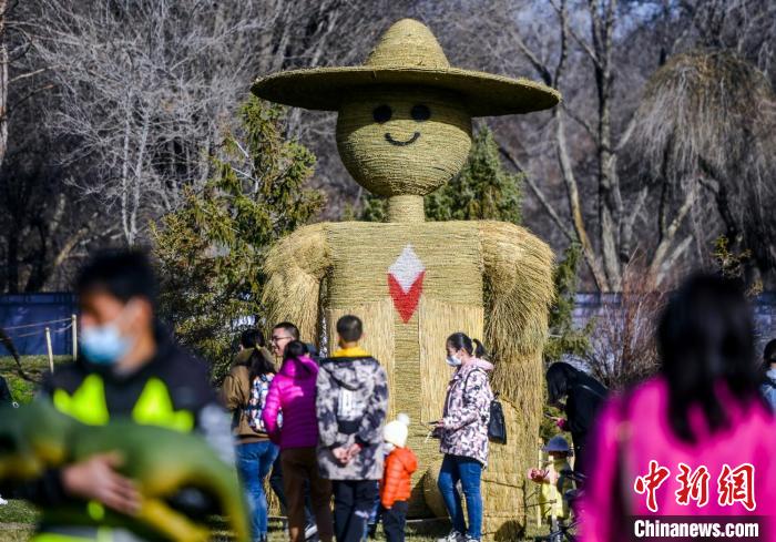 烏魯木斉公園に巨大藁人形が登場　新疆