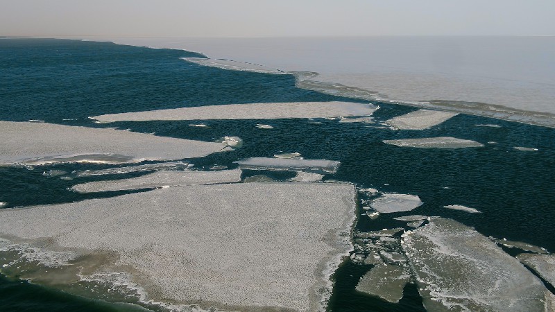 解氷した青海湖（撮影・張世偉）。