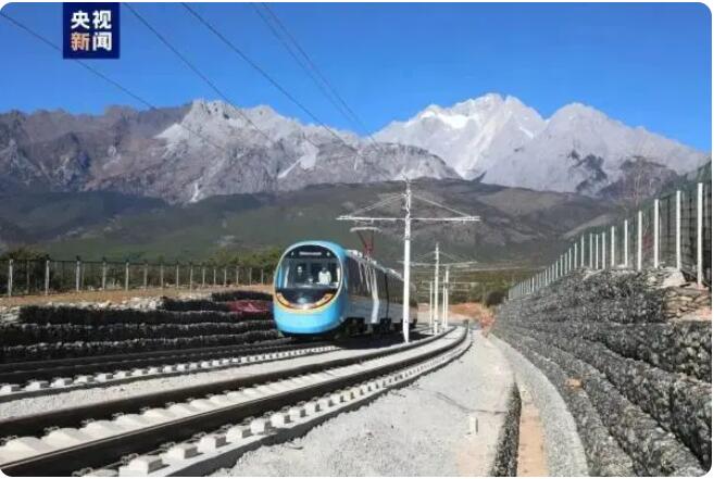 世界初！観光列車「天空の鏡」号、4月末に運行開始　雲南省麗江