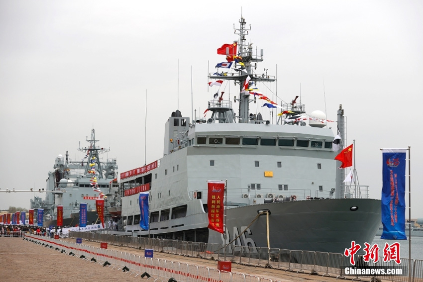 中国海軍が創設記念日艦艇公開イベントを開催