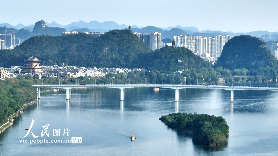 広西壮族自治区柳州市で、柳江水域を運航する水上バス（4月26日、撮影・黎寒池/写真著作権は人民図片が所有のため転載禁止）。