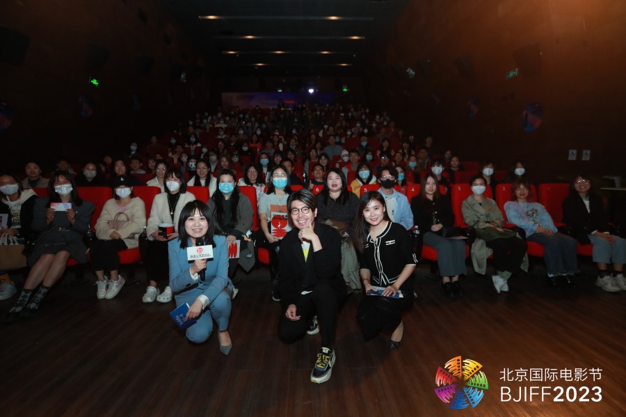 北京国際映画祭で「百花」の上映後に開かれた交流イベントで観客と記念写真を撮る川村元気監督（写真前列中央、写真提供・北京国際映画祭）