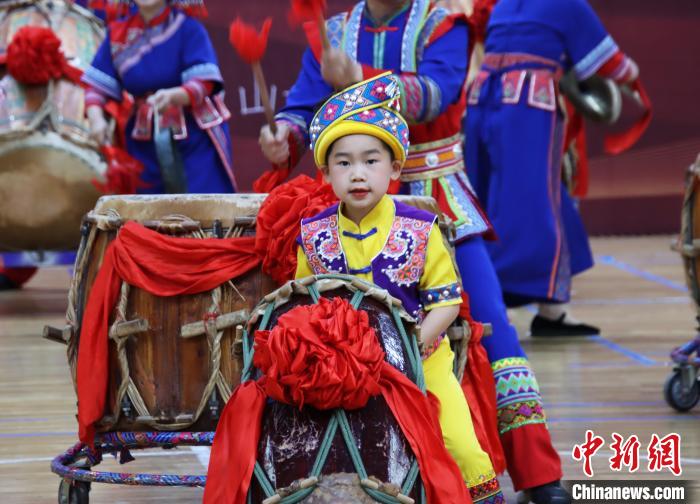 「中国会鼓の里」で会鼓の腕前を競う人々　広西馬山