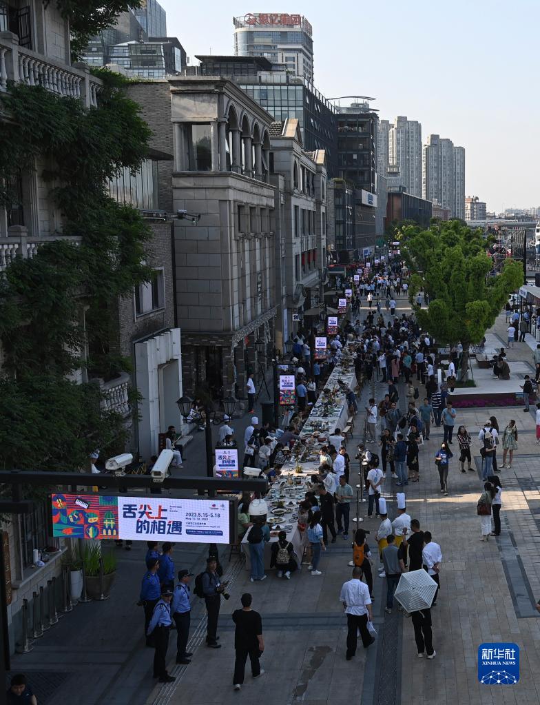 浙江省寧波市江北区の旧外灘で、グルメを堪能する市民や観光客（5月15日撮影・黄宗治）。